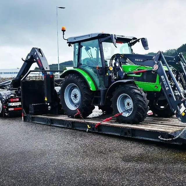 Lastebil med traktor 