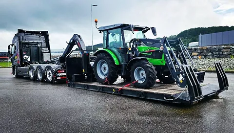Lastebil med traktor 