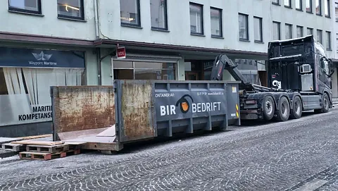 Lastebil i by som leverer container
