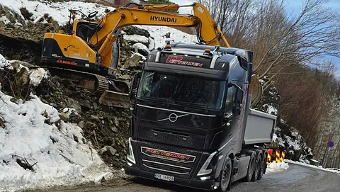 Gravemaskin og lastebil